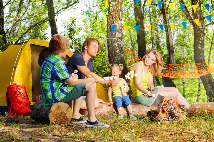 famille rès d'une tente de camping en Dordogne