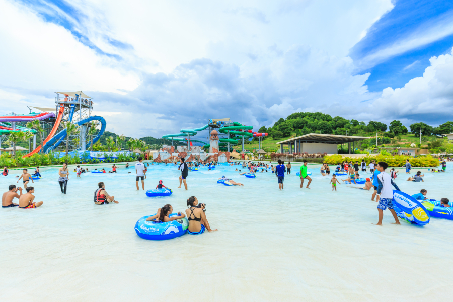 ambiance piscine dans un camping Aude